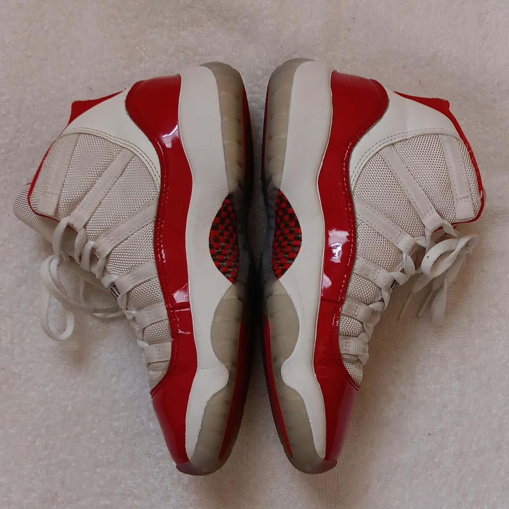Jordan retro 11. Size 3.5 youth. Red/wht - Picture 3 of 8